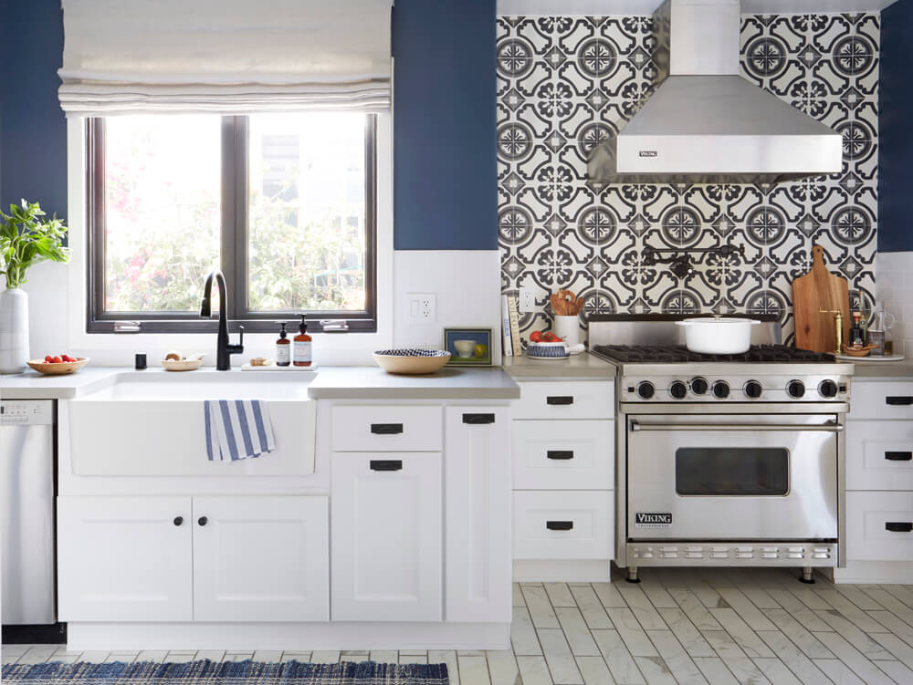 94 Stylish And Inspiring Blue And White Kitchens - DigsDigs