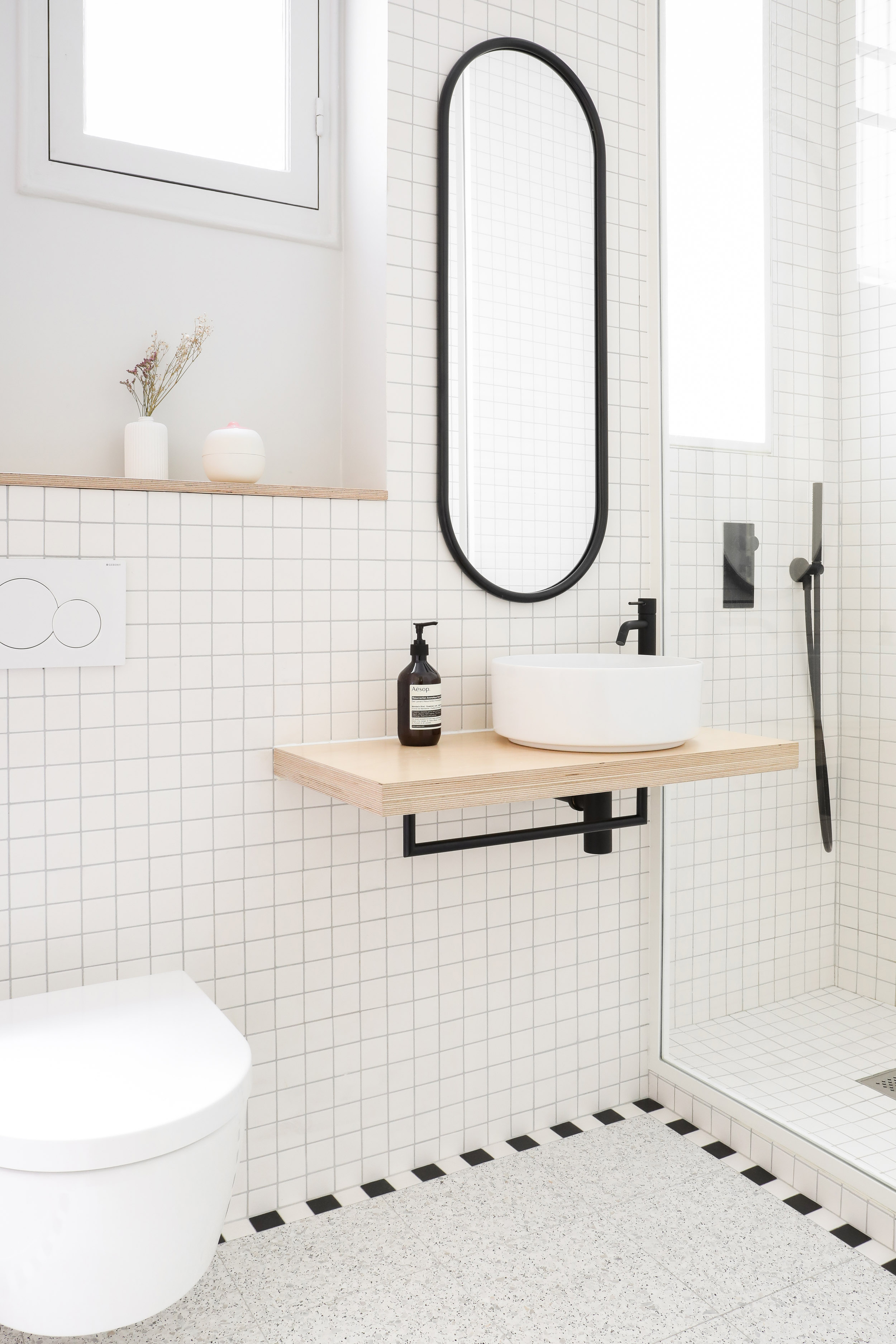 Minimalist bathroom shelf