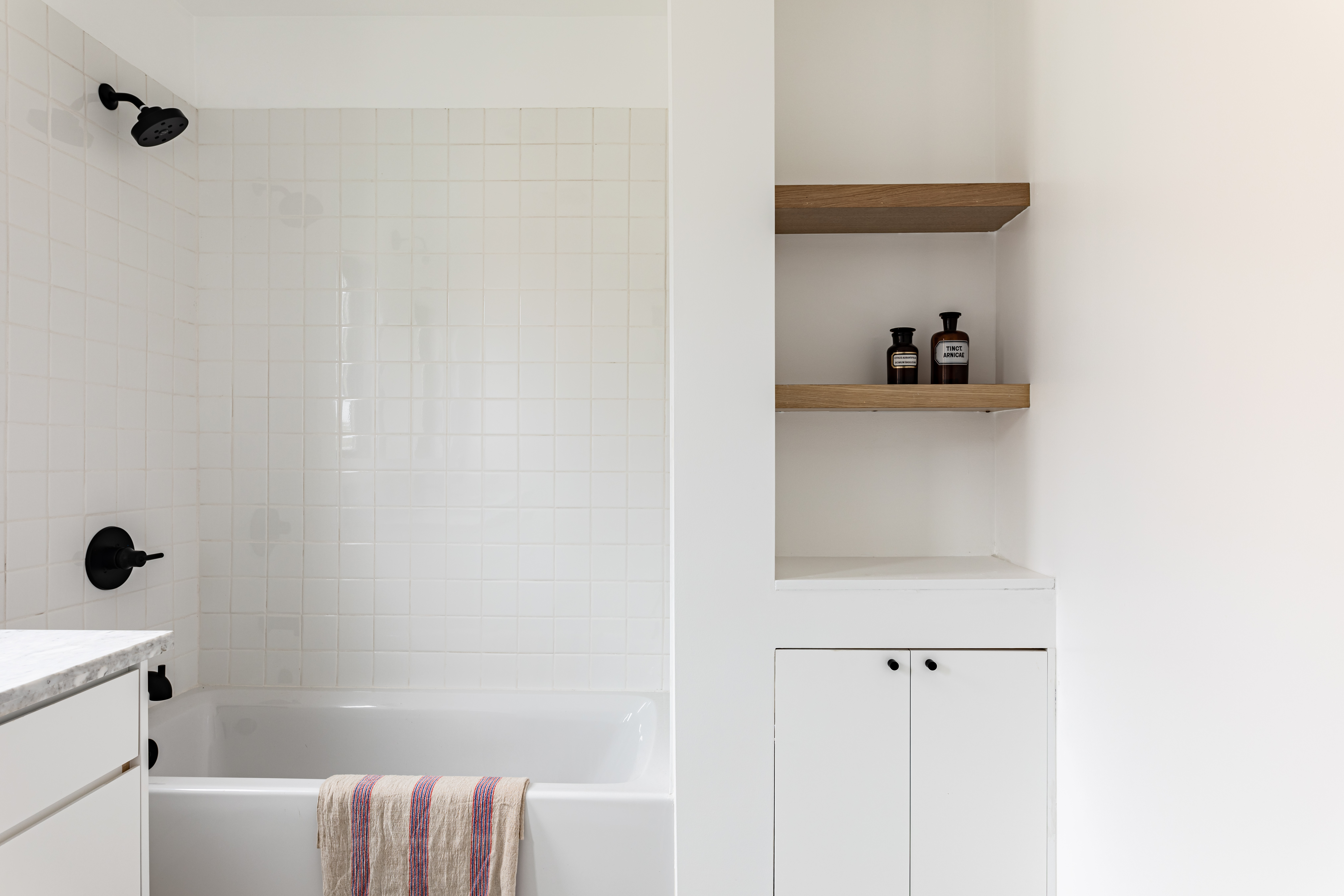 Bathroom Shelves: A DIY Homeowner's Guide