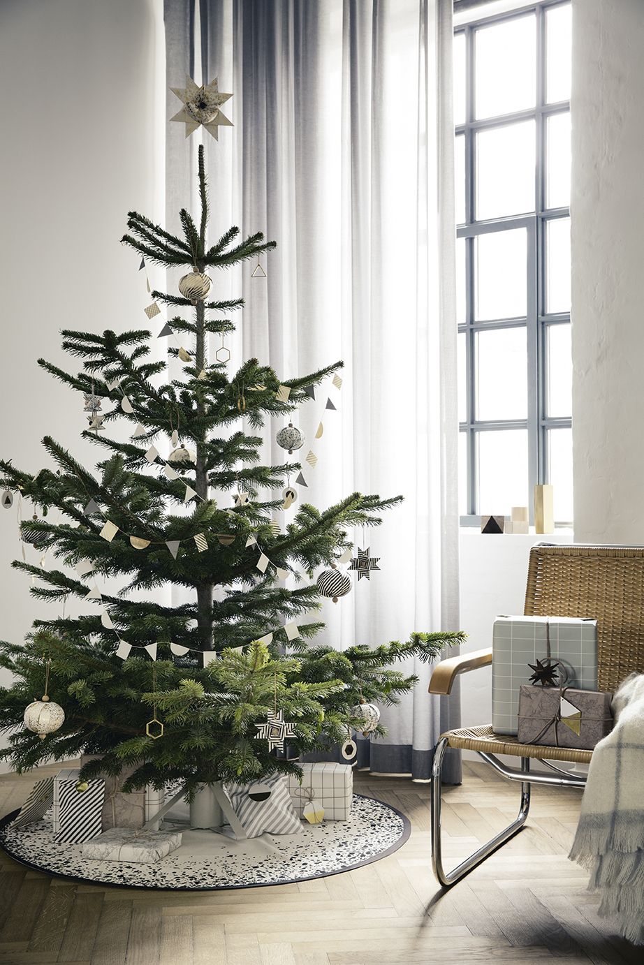 How to decorate a Scandinavian Christmas tree?