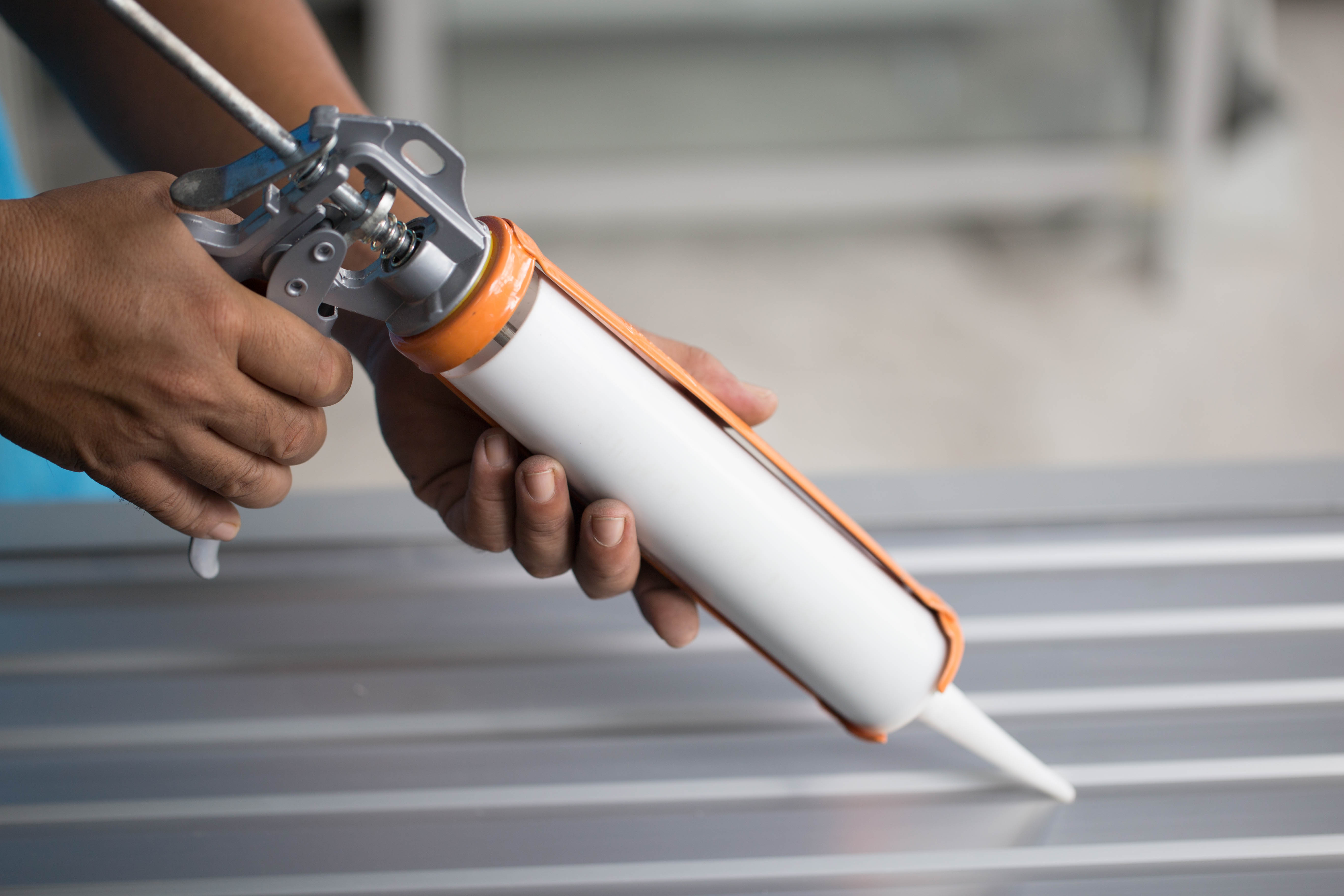 How to Remove Caulk From Vinyl Siding