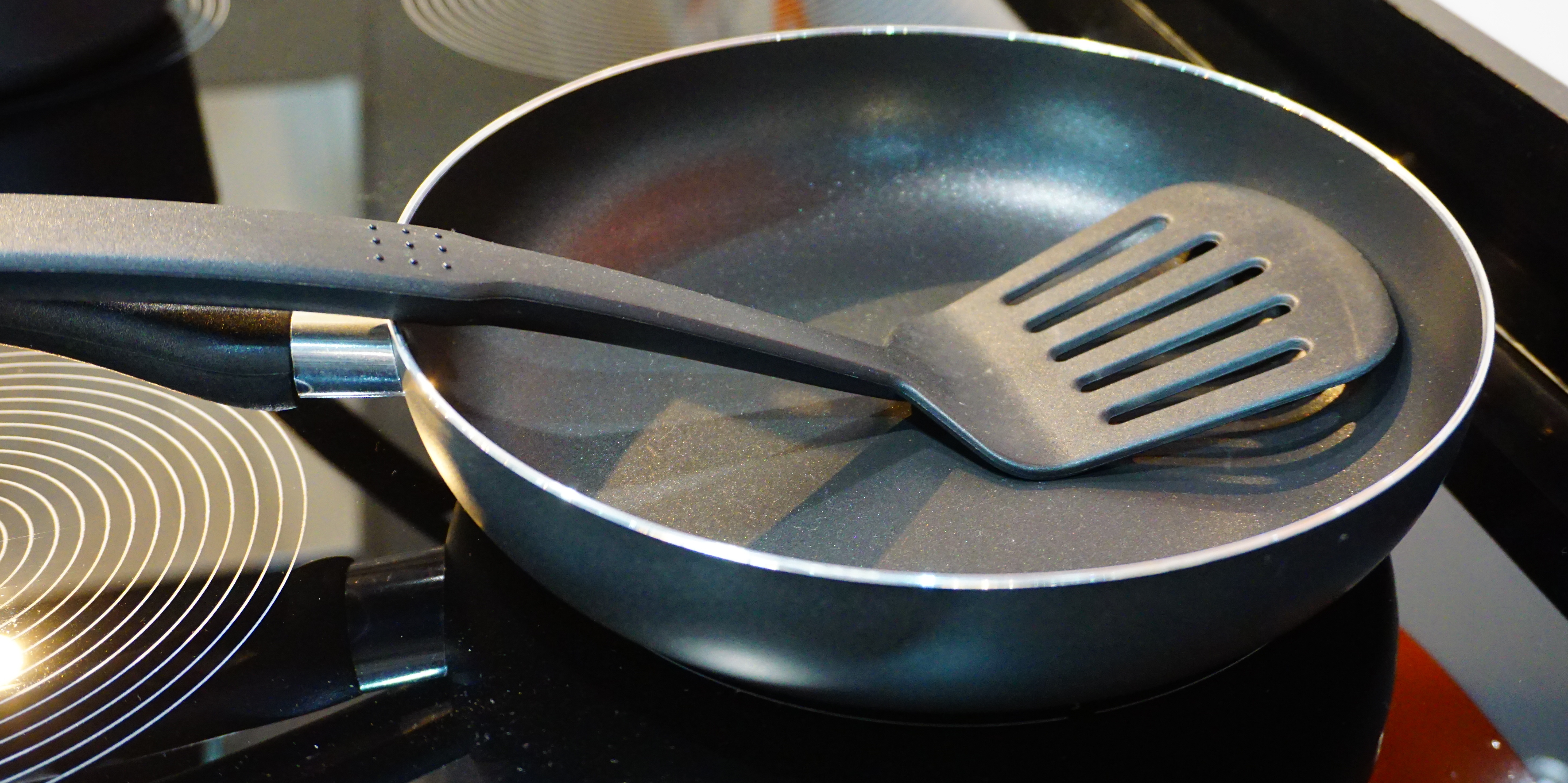 Scratches on Teflon Nonstick Pan May Release Plastic Particles: Study