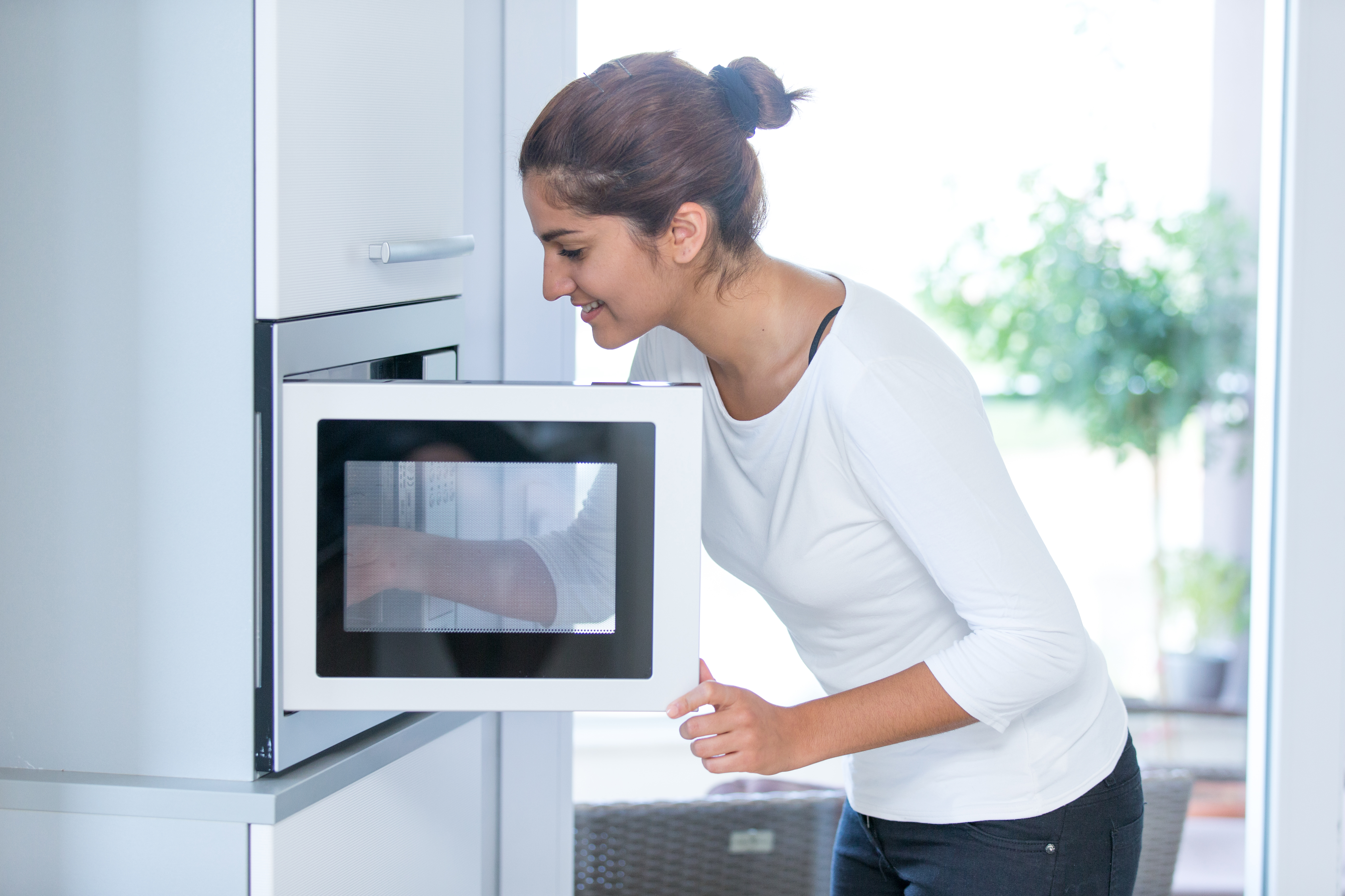 Clearance between gas stove top and microwave above