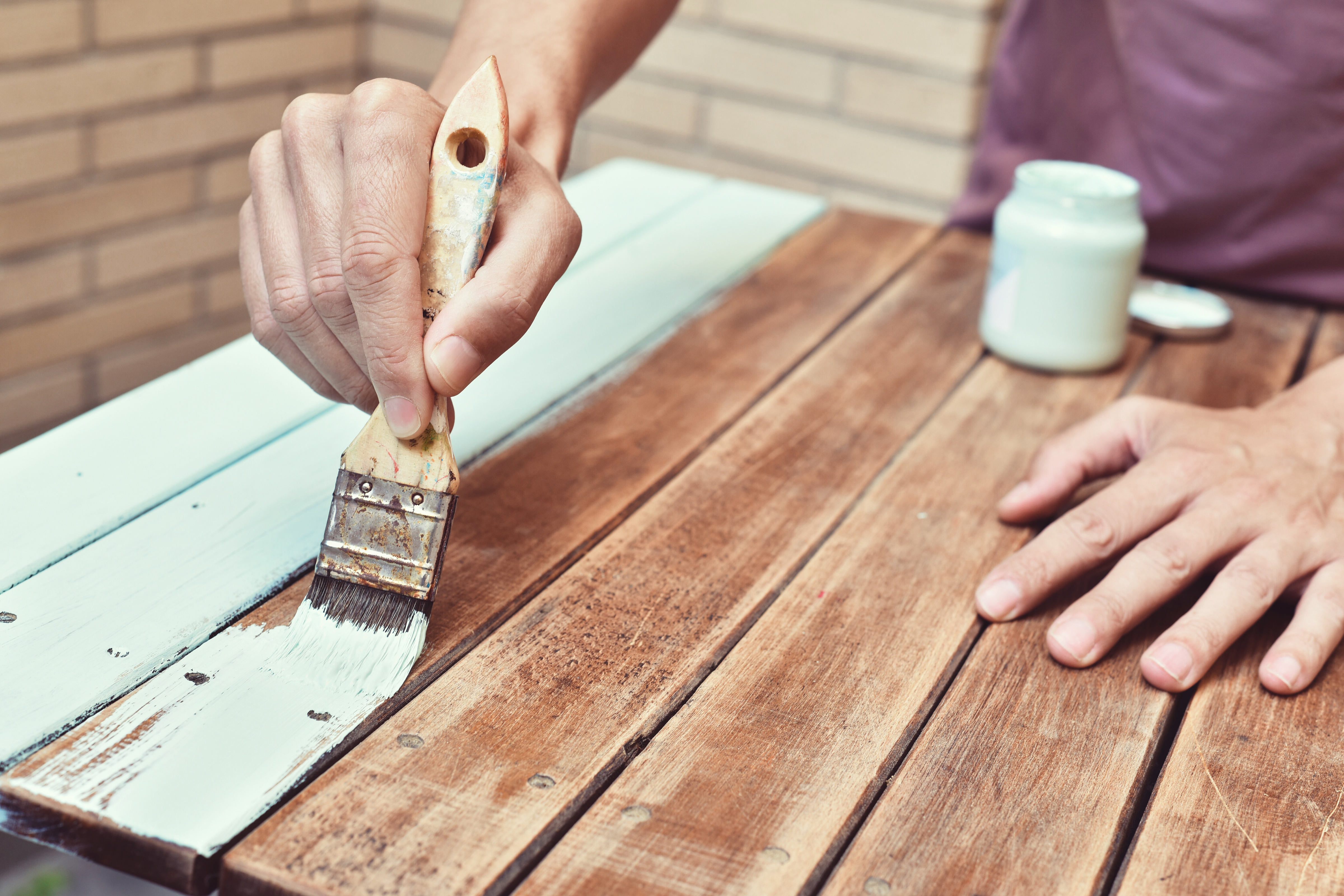 Spray Polyurethane Rather Than Brush for Professional Looking DIY Furniture