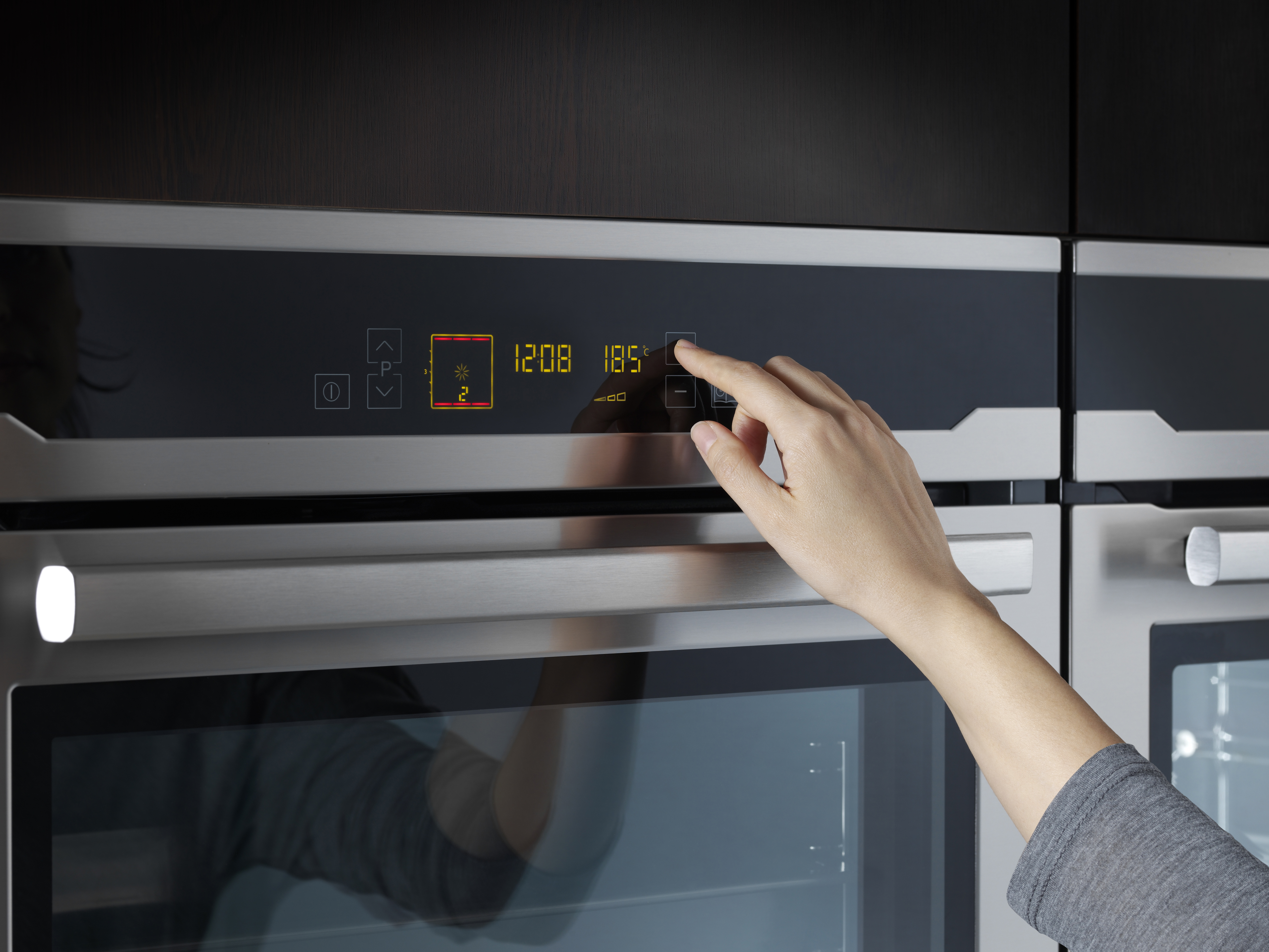 Oven with adjustable temperature and timer, equipped with two baking  elements, indicator bell, and automatic shutdown function