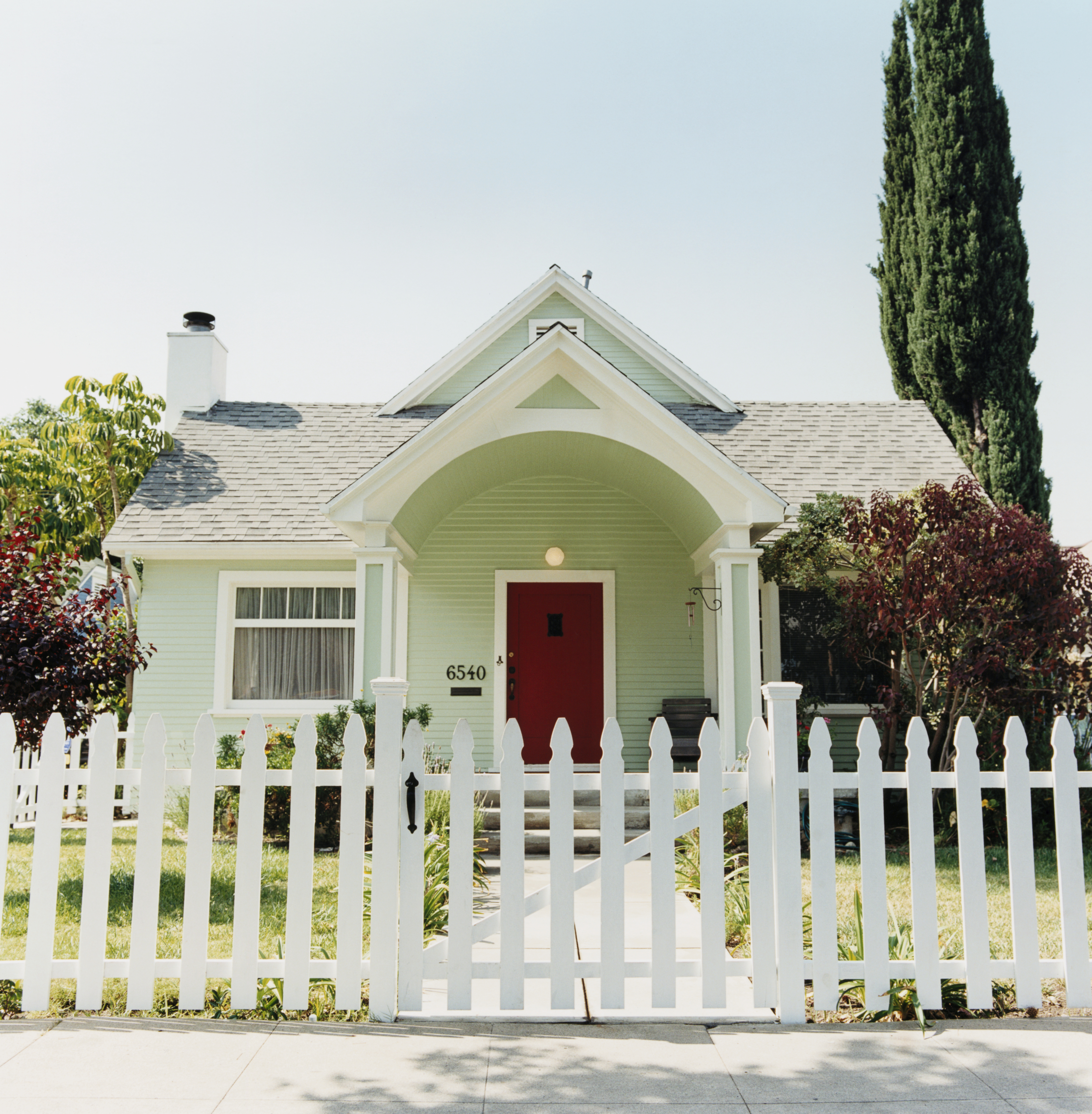 How to Build a Picket Fence A DIY Guide Hunker