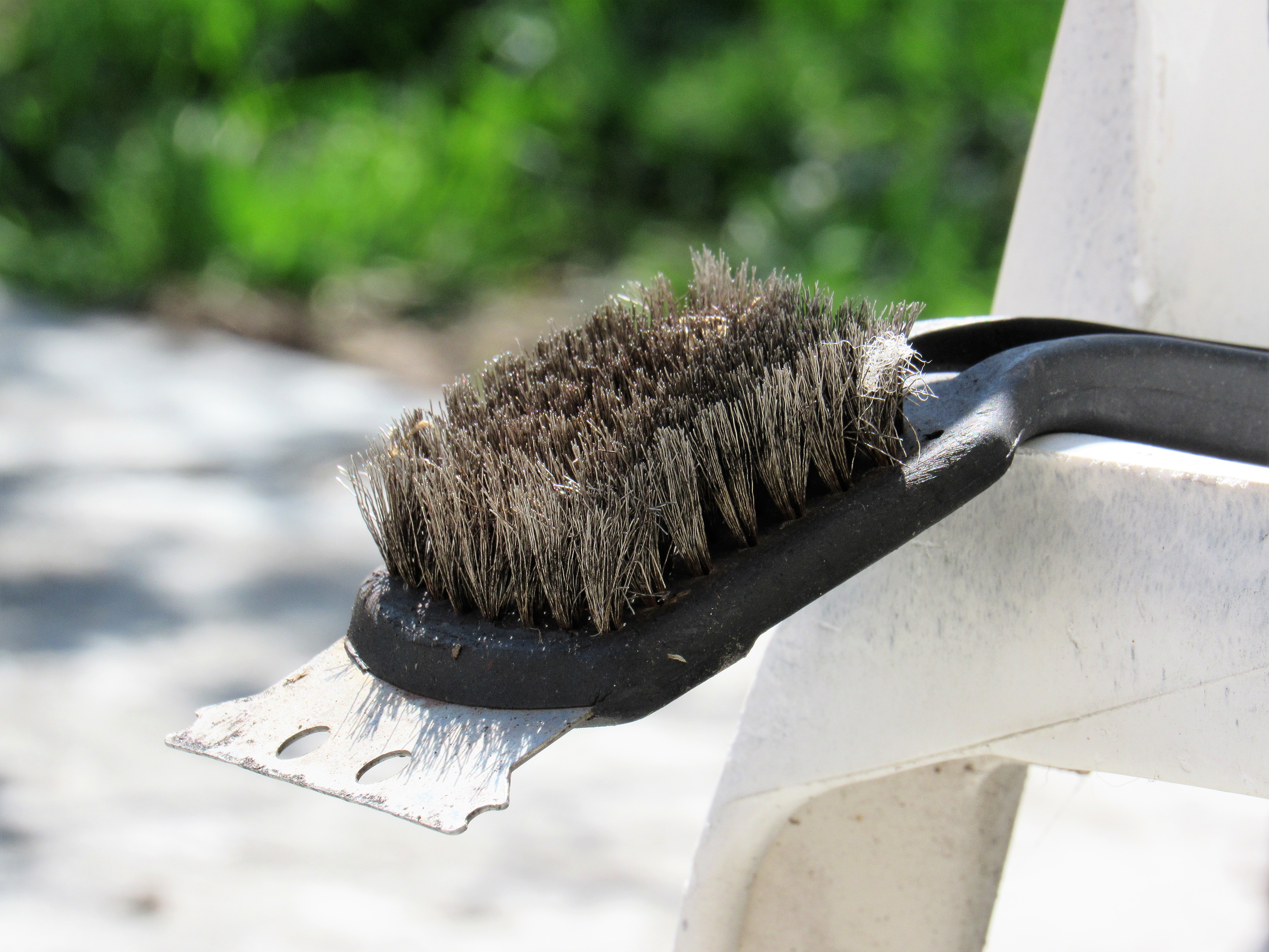 Clean Grill Brush: How To Do It and When