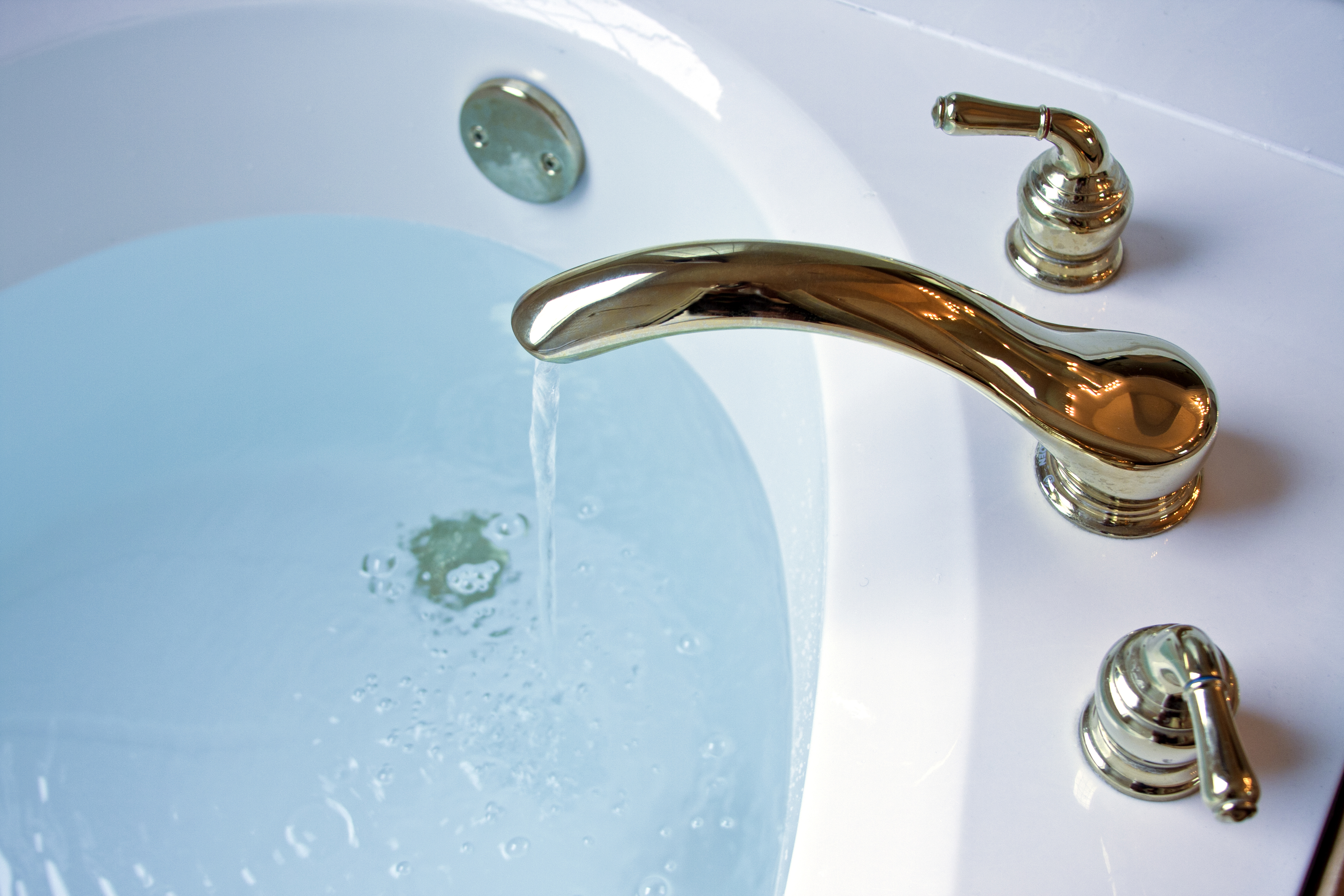 3 Ways to Block a Bathtub Drain Without A Plug