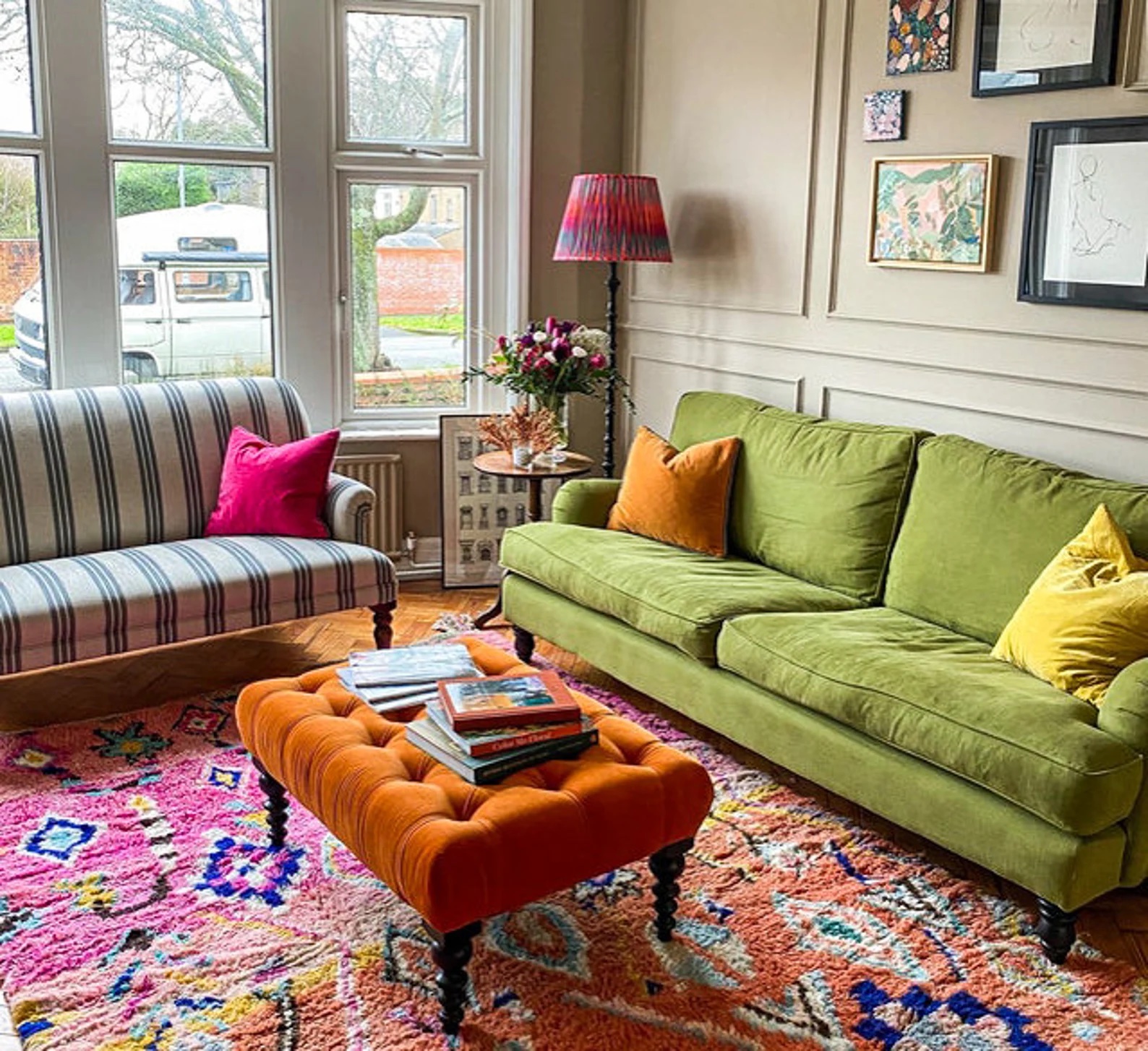 What Color Rug Goes With a Green Couch?