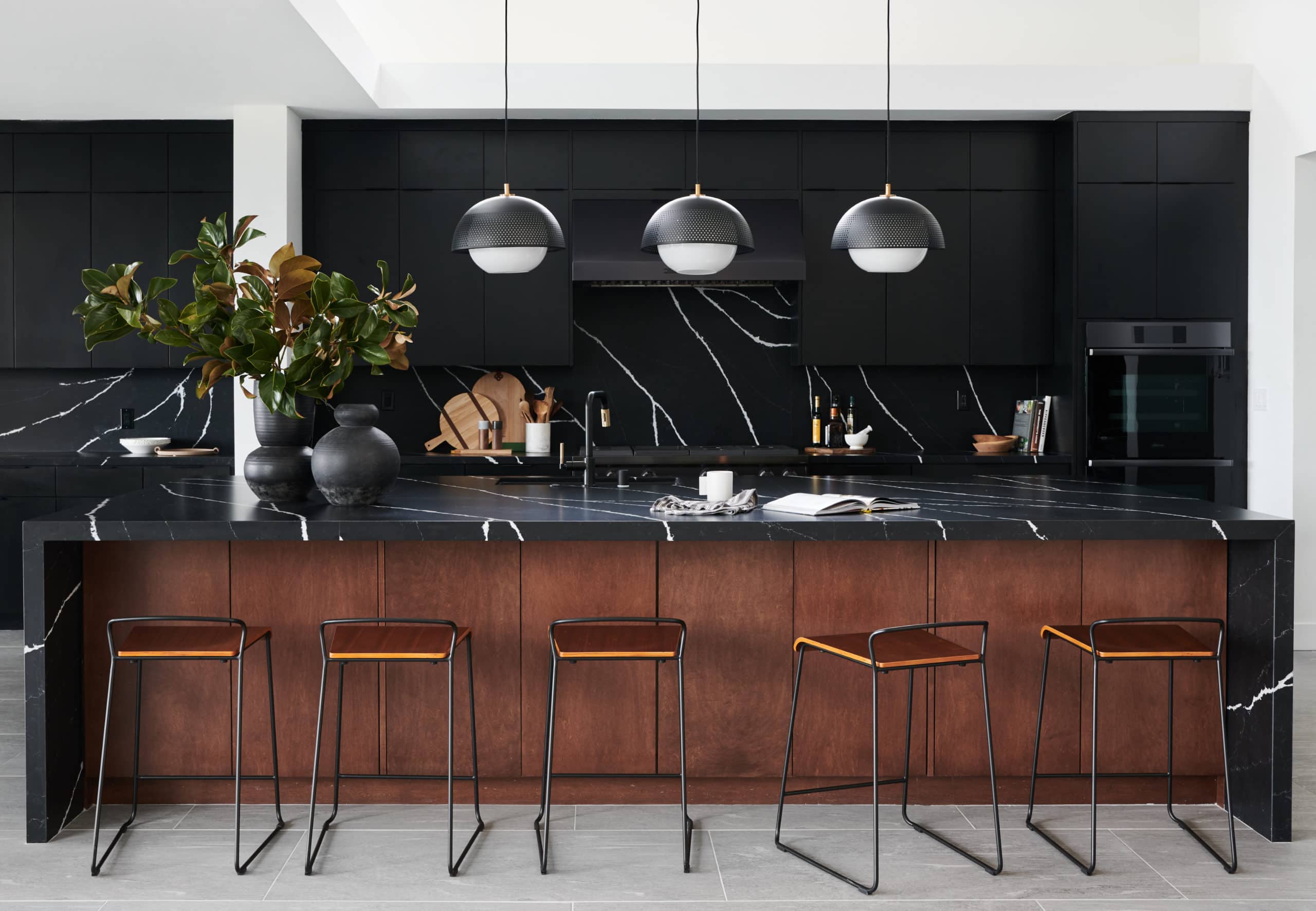 10 Beautiful Black Kitchens That Make Us Swoon  Modern kitchen interiors,  Minimalist kitchen design, Modern kitchen design