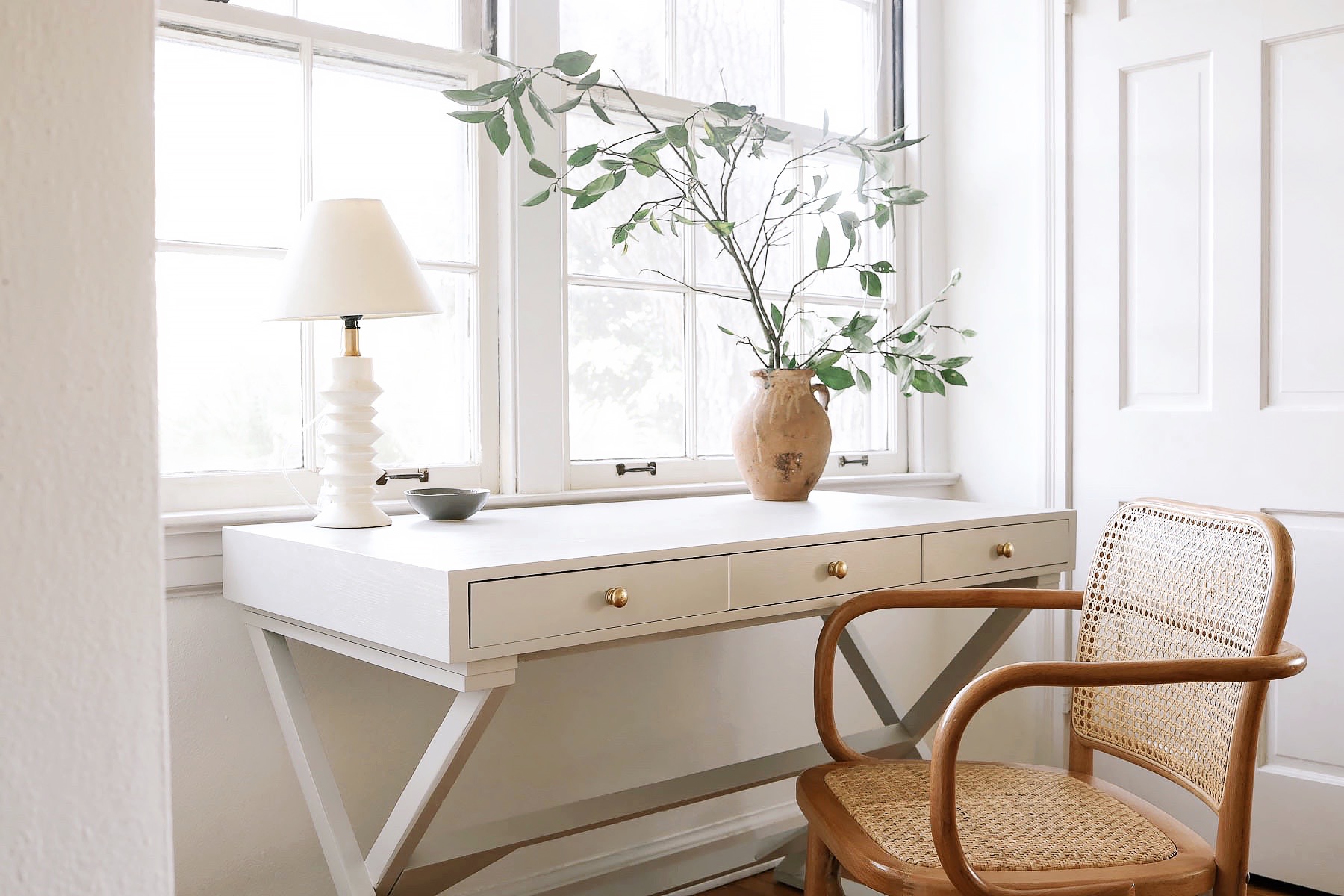 30 Timeless Neutral Home Office Décor Ideas - DigsDigs