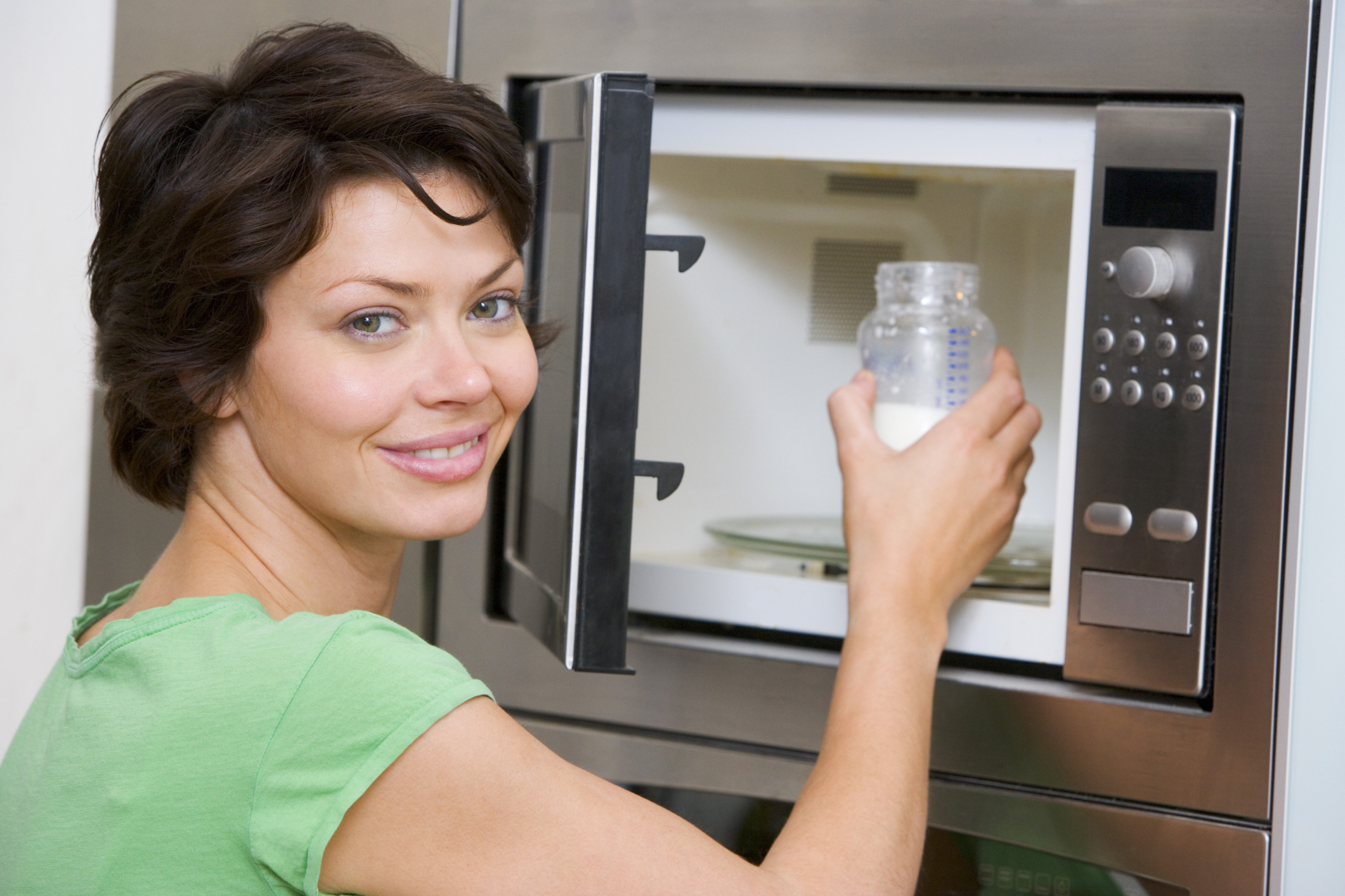Можно греть смесь. Женщина в микроволновке. Микроволновая печь. Молоко в микроволновке. Микроволновка и человек.