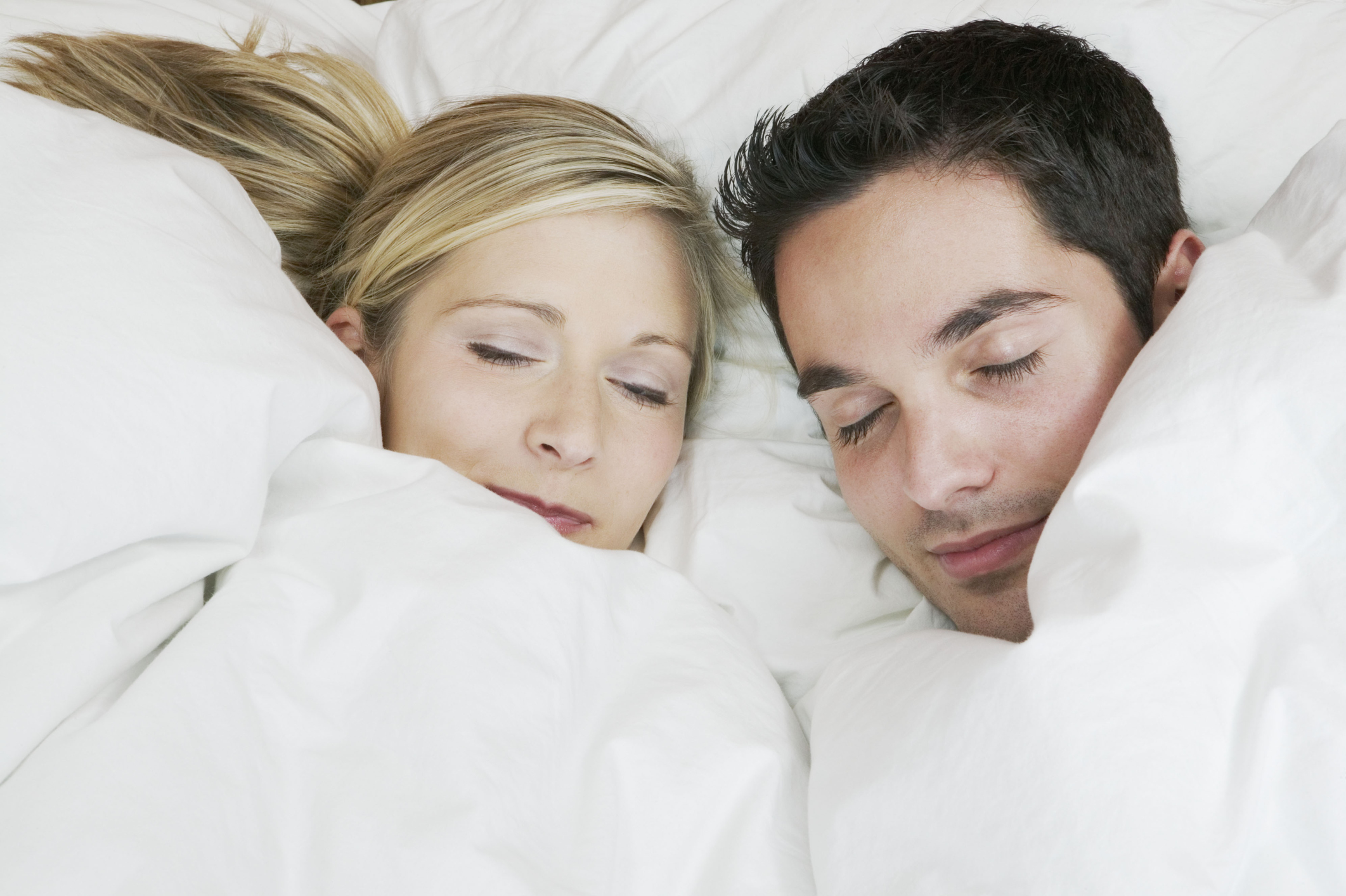 Постоянно снится измена. Пара на одной подушке. Выспаться муж с женой. Лицом к лицу на подушках. Подушка для мужа и жены одна.