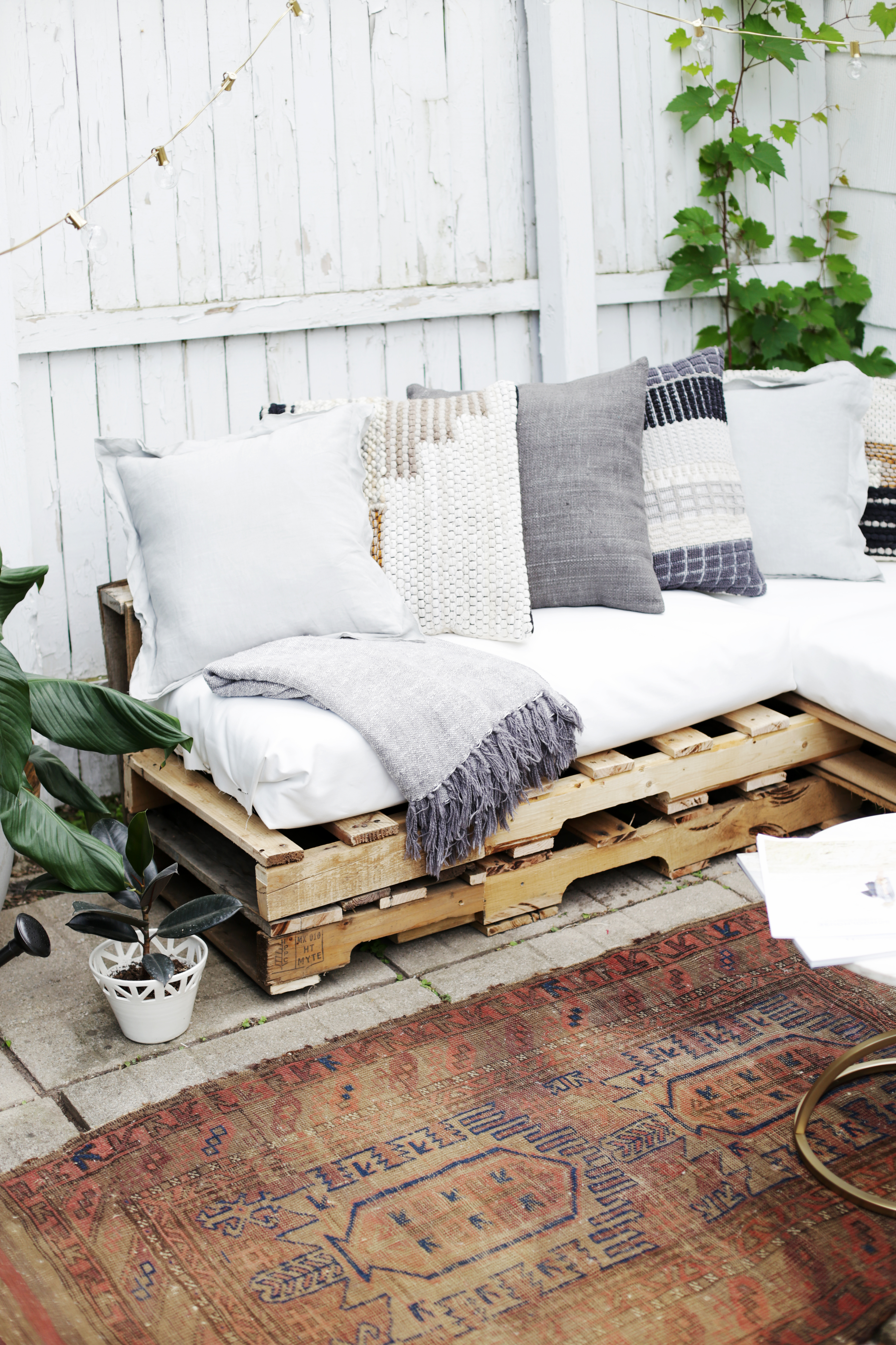 Assembly sofa with pallets 