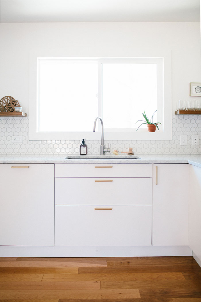 25+ White MODERN Backsplash Ideas (Contemporary Design Style!)  Modern kitchen  backsplash, Kitchen backsplash images, White kitchen backsplash