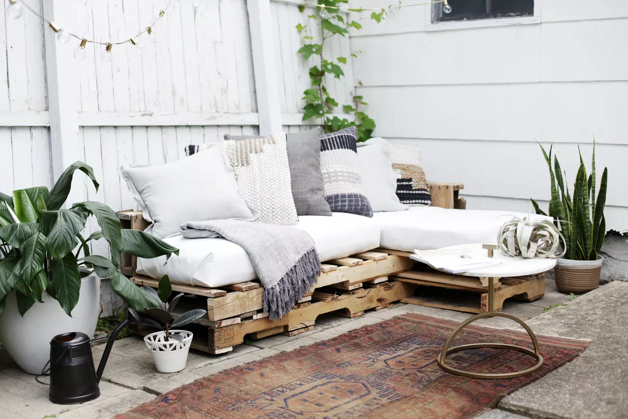 How to Make a Couch Out of Pallets for diy pallet ideas for your home