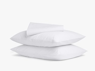 white sheet set with pillowcases