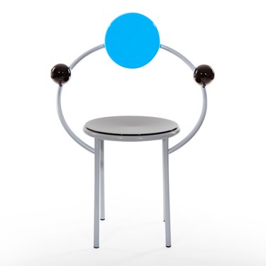 chair with two black dots on either and one blue dot in the center, designed by Michele de Lucchi
