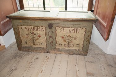 Hope chest of Catarina Silerin featuring floral artwork and the year 1802