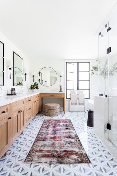 Long L-shaped vanity with circular mirror