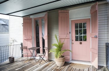 Pink door to The Louie in New Orleans