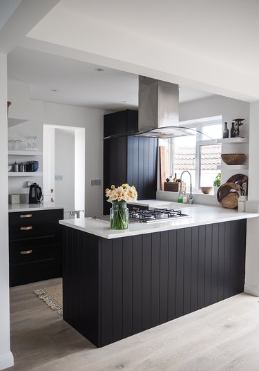 black and white budget kitchen idea