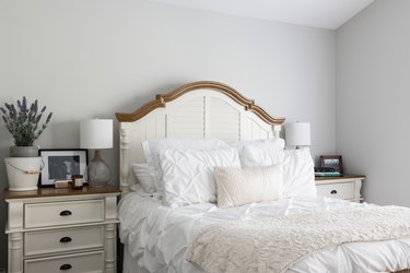 Traditional / shabby chic-style bedroom