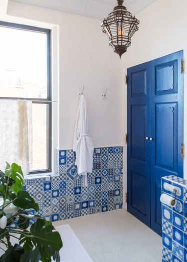 blue bathroom with Delft ceramic wall tile