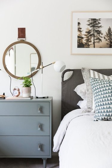 teen bedroom idea with neutral color palette and bluish gray nightstand