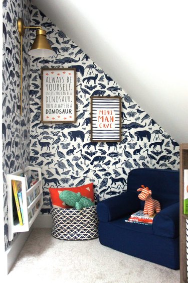 blue animal wallpapered reading nook in boys bedroom idea