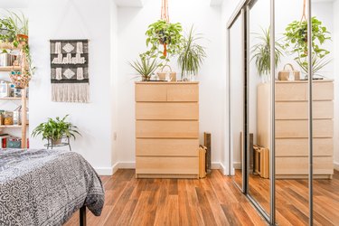 small bedroom idea with mirrored sliding doors at closet