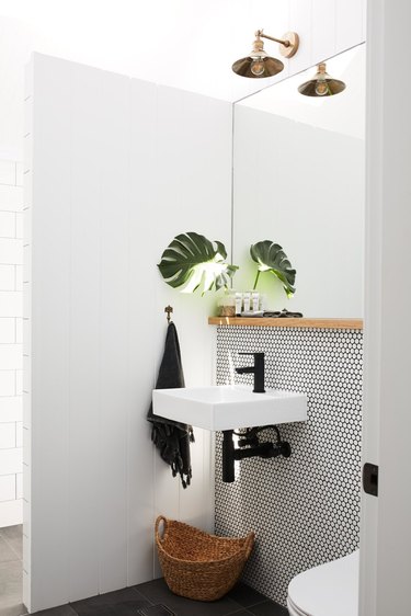 monochrome bathroom backsplash idea with penny tile