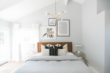 Midcentury gray bedroom idea with matching duvet on the bed