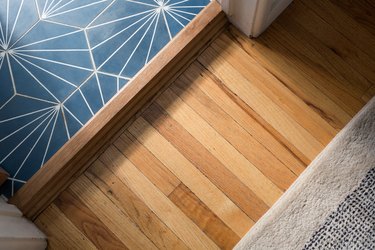hardwood flooring detail with area rug and flooring transition