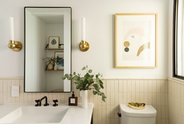 White bathroom Backsplash