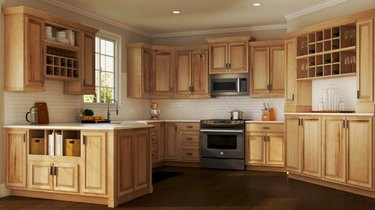 Hickory Cabinets Ideas And Inspiration Hunker   85a0bdfda44d4def89b58c20dd44c09d 