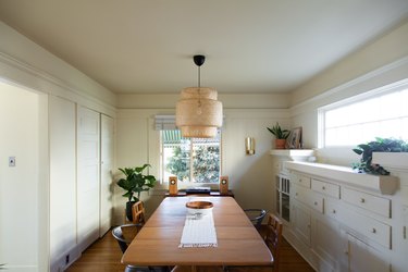 Modern dining room lighting idea with woven pendant