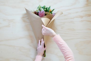 HOW TO WRAP BOUQUETS IN KRAFT PAPER