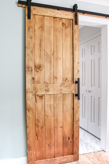 farmhouse DIY idea for wood barn door