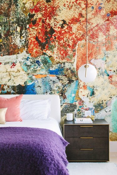 Wallpaper print from Astek Inc. feels almost geological in this Manhattan Beach home.