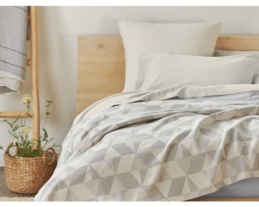 farmhouse bedding idea with quilt blanket from Coyuchi