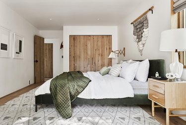 Scandinavian colors in green mountain house bedroom