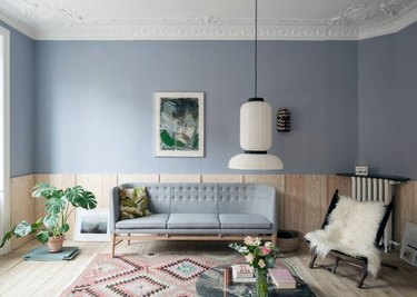 Scandinavian colors with gray walls and colorful kilim rug