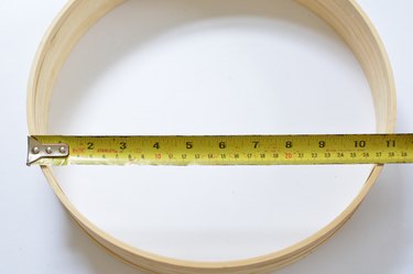 Tap´measure extended to measure width of wooden hoops.