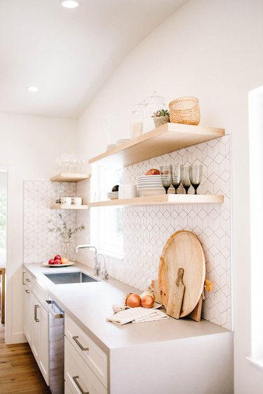 White tile art deco backsplash with geometric shapes in modern kitchen