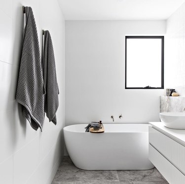 Minimalist bathrooms with standing tub and floating white vanity