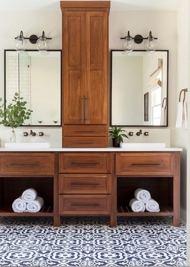 rustic bathroom lighting idea with double bulb clear glass sconces above mirrors