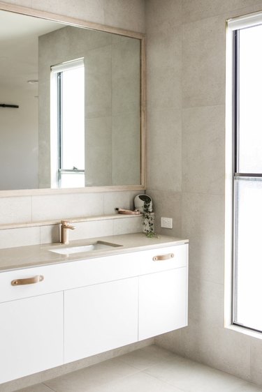 neutral stone tile bathroom