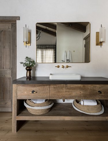 rustic bathroom lighting idea with wall sconces on either side of mirror