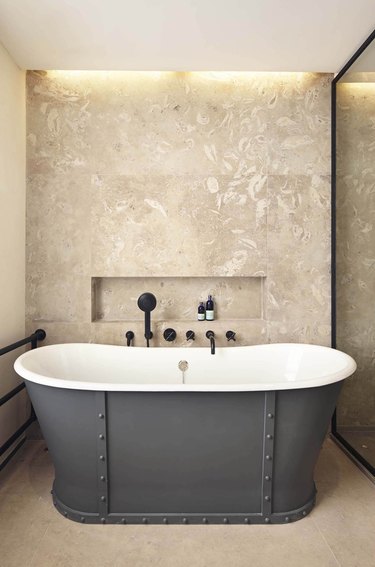 Pierre Fossile stone tile bathroom with industrial freestanding bath